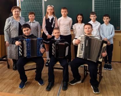 15 декабря 2025 г. преподаватель Горбачева Л.А. провела концерт-беседу «Новогодний хоровод»для учащихся Радужненская СОШ