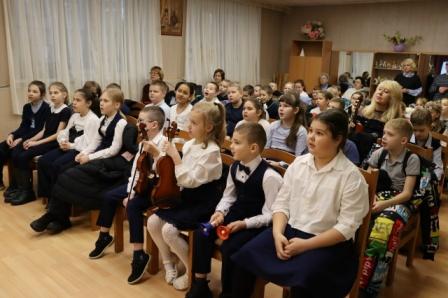 18 декабря 2025 г.  для учеников 2″б» и 3″б» классов МОУ Радужненская СОШ был организован увлекательный музыкальный праздник «Новогодние мелодии».
