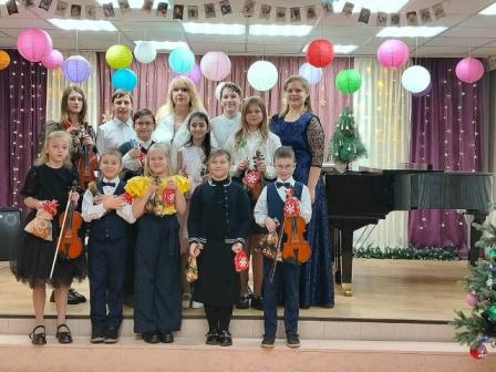26 декабря 2025 г. в ярко украшенном зале школы состоялся концерт учащихся класса скрипки «Музыкальные узоры».
