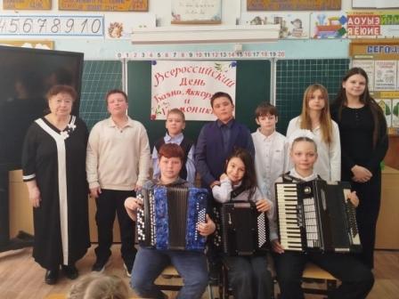 19 марта 2026 г. преподаватель Горбачева Л.А. провела концерт-беседу «Мелодии баяна и аккордеона» для учащихся начальных классов Радужненской СОШ.