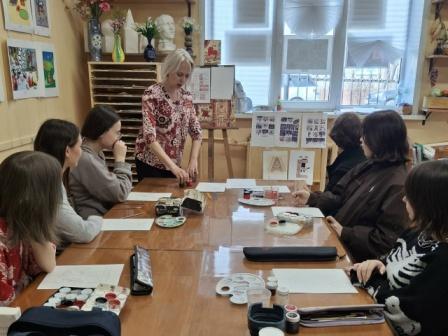 22 апреля 2026 г. преподаватель художественного отделения Лапа О.В. провела открытый урок «Стилизация шрифта в мезенской росписи»